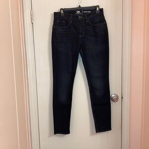 Lees mid rise skinny jeans with dark wash new without tags excellent condition